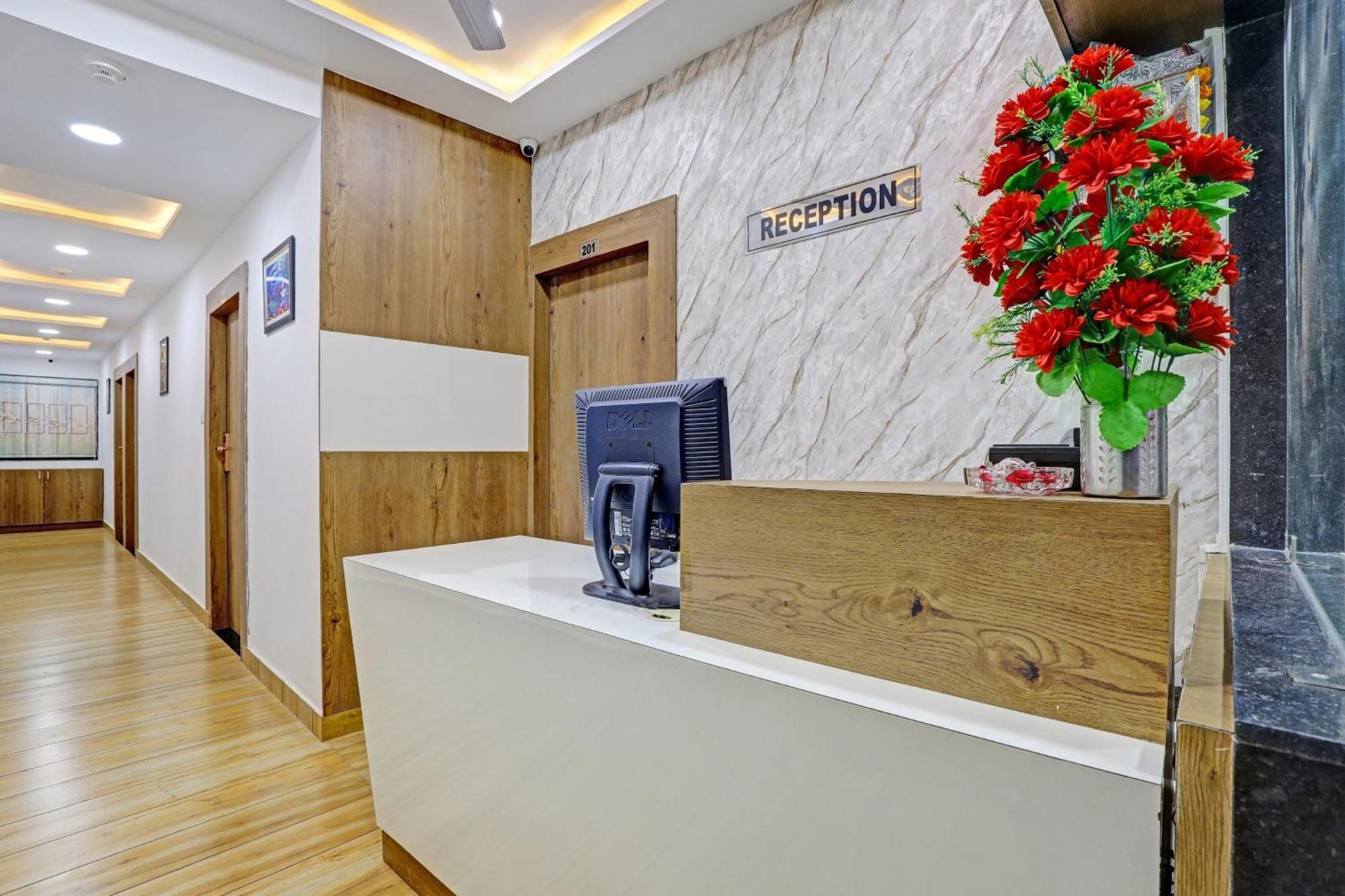 Hotel O R S Palace Ahmadabad Zewnętrze zdjęcie