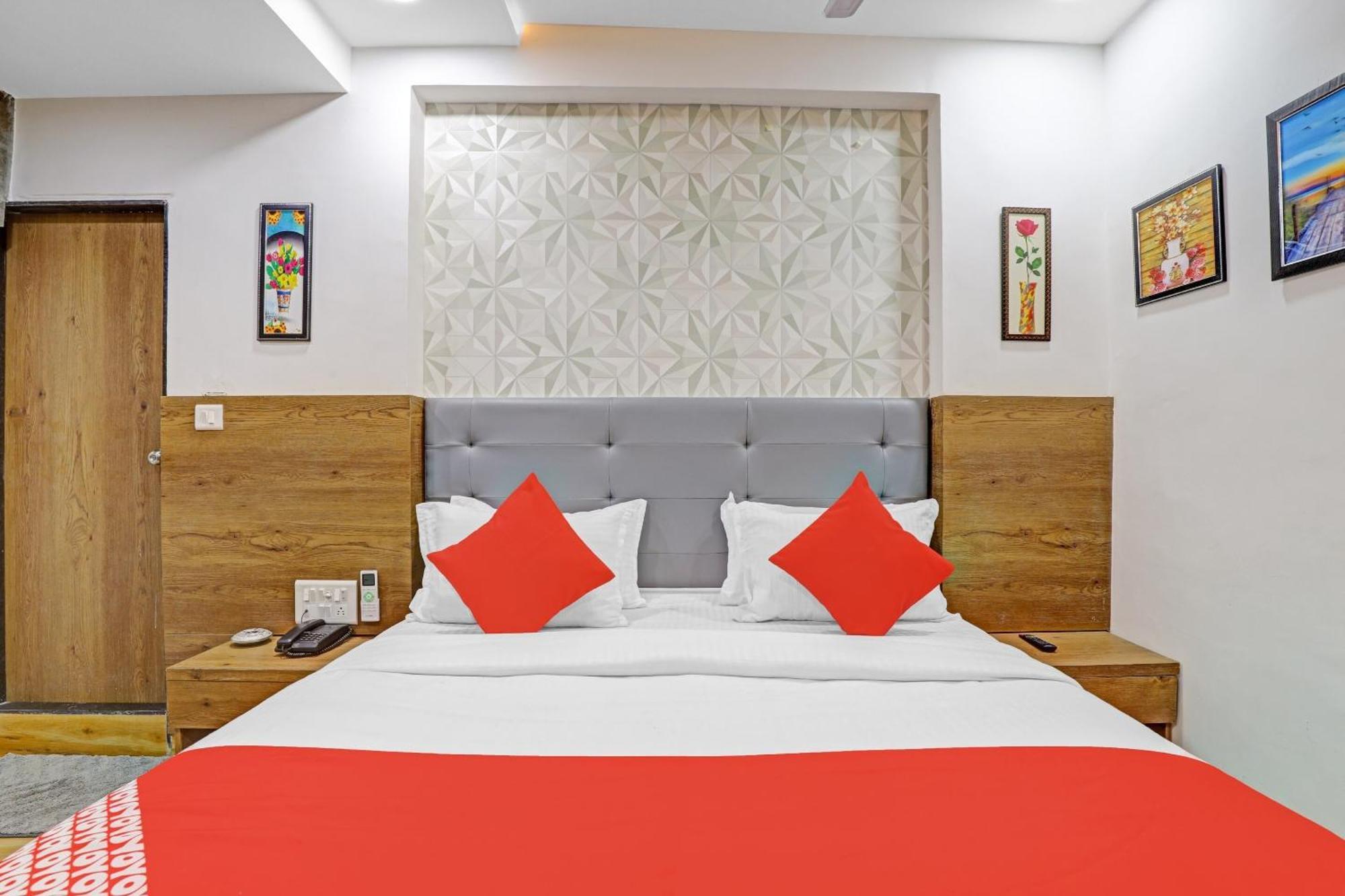 Hotel O R S Palace Ahmadabad Zewnętrze zdjęcie