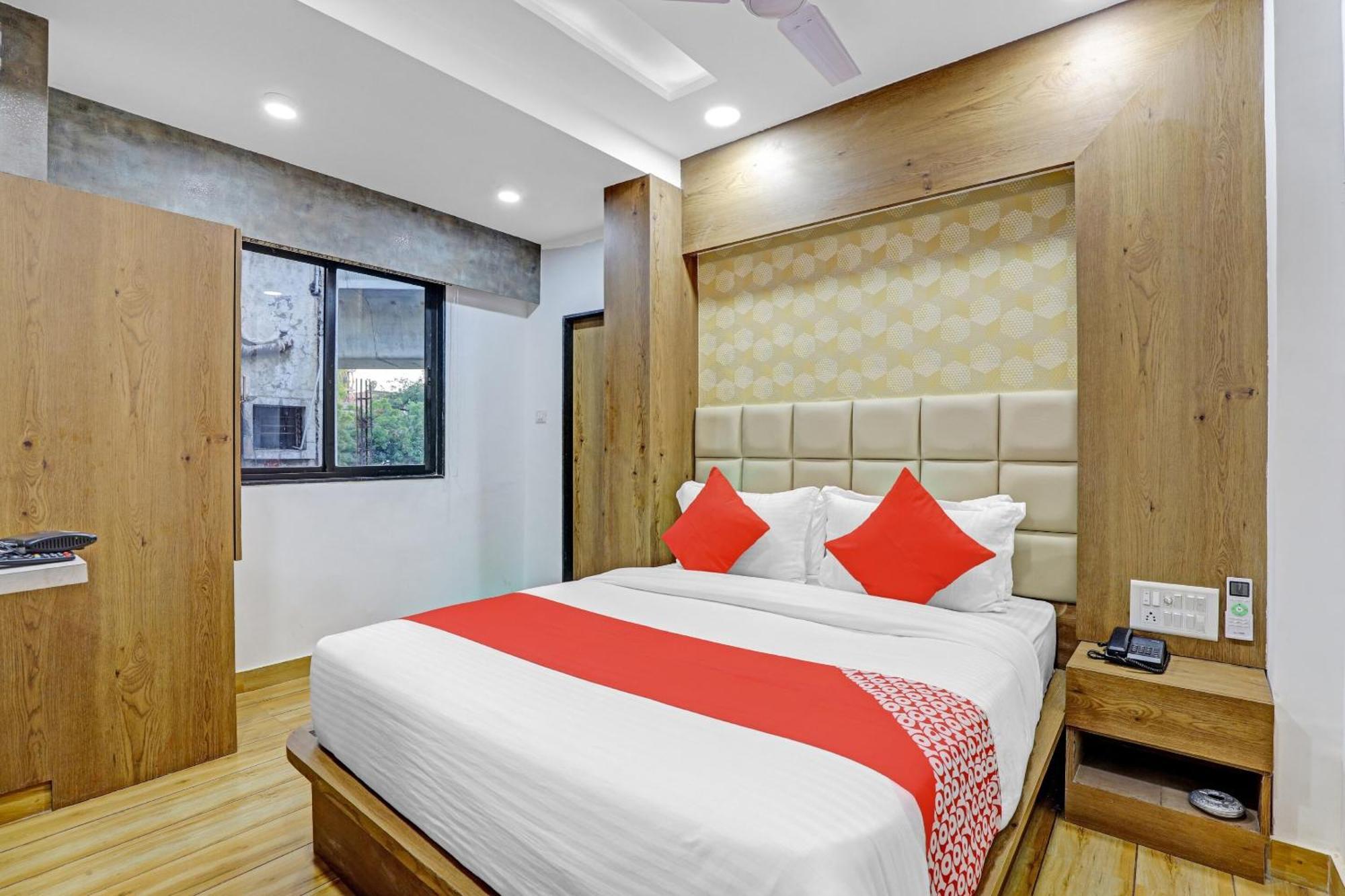 Hotel O R S Palace Ahmadabad Zewnętrze zdjęcie