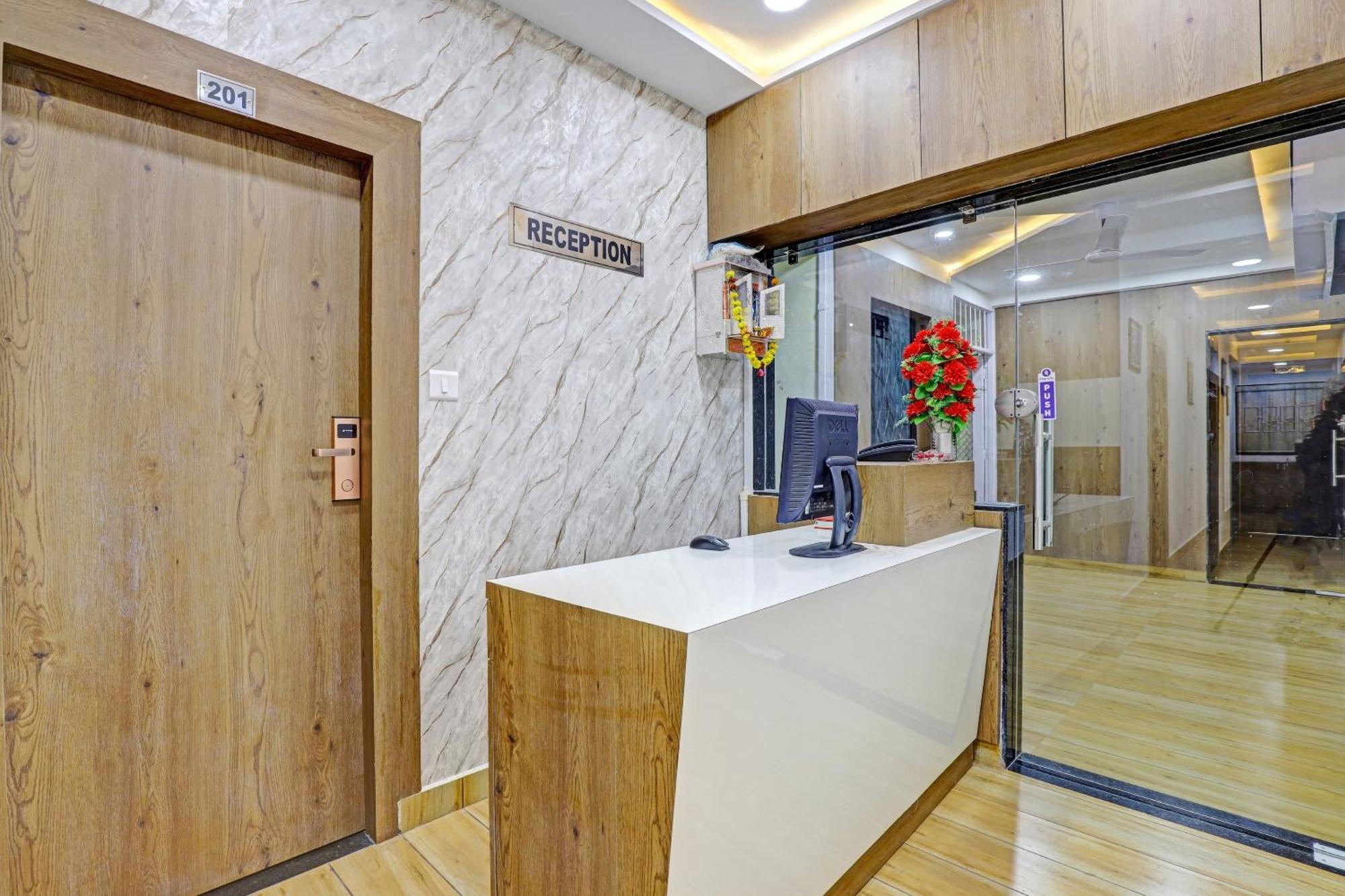 Hotel O R S Palace Ahmadabad Zewnętrze zdjęcie